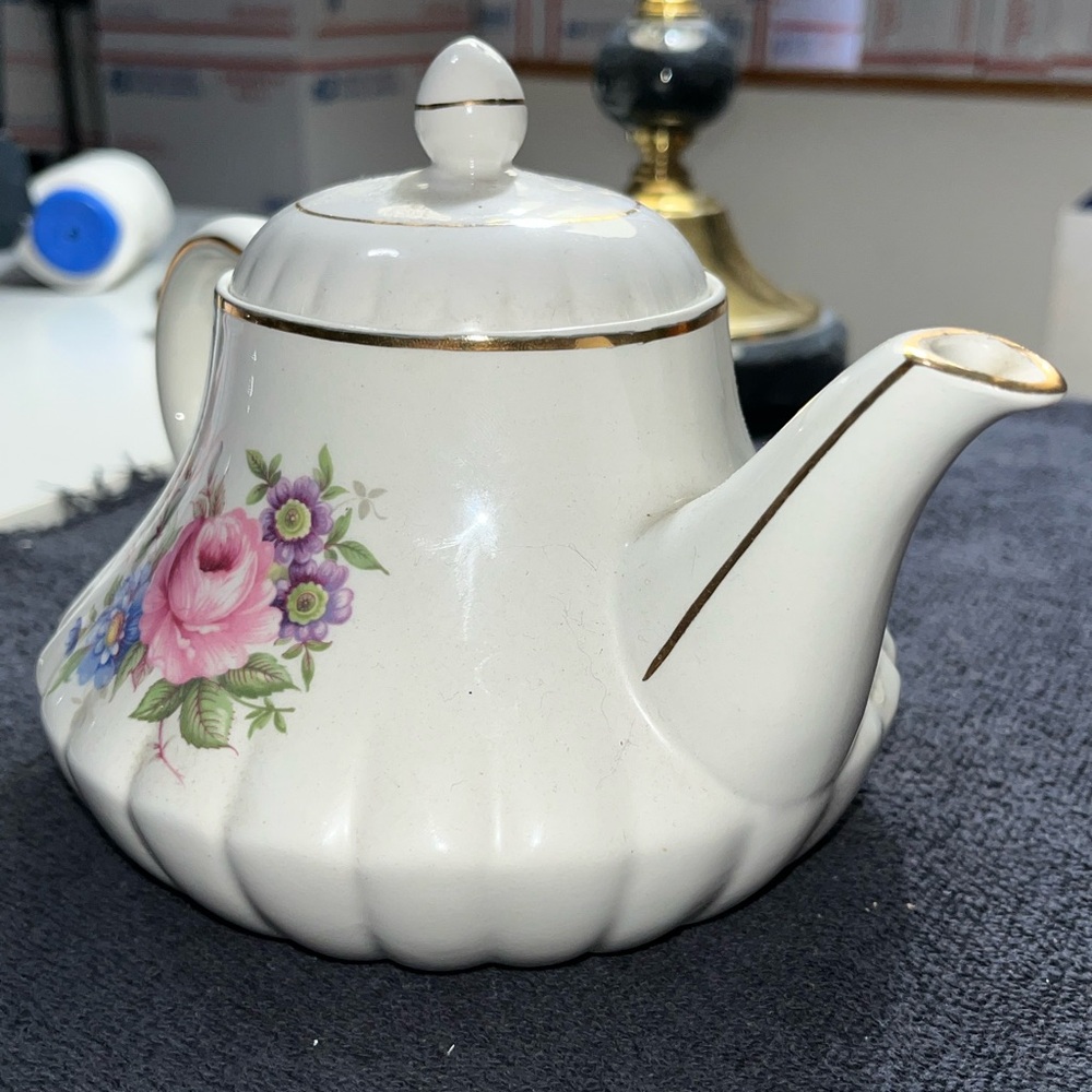 Vintage “Heatmaster” Teapot Floral Design With Gold Trim by Ellgreave Pottery - Picture 3 of 14